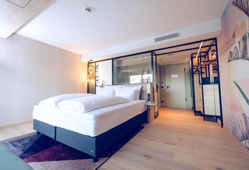 חדר קומפורט, The Flamingo