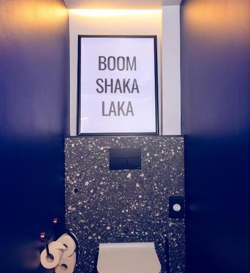 חדר משפחתי, The Flamingo