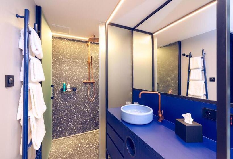 חדר משפחתי, The Flamingo