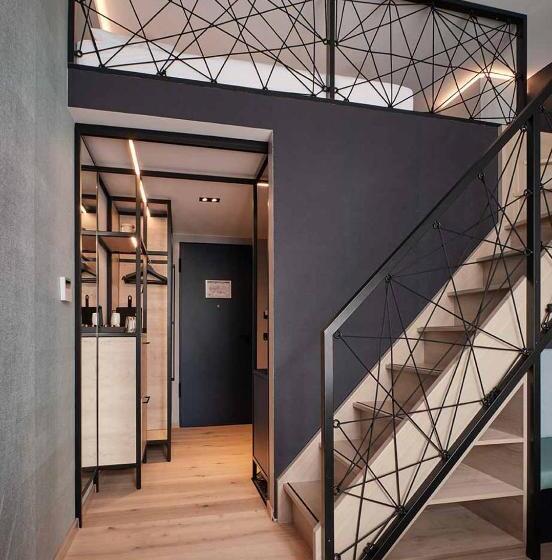 חדר משפחתי, The Flamingo