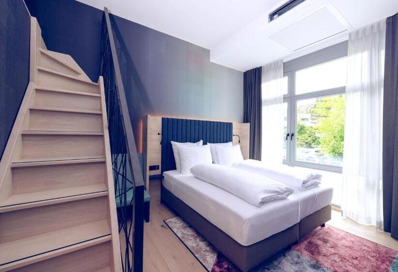 חדר משפחתי, The Flamingo