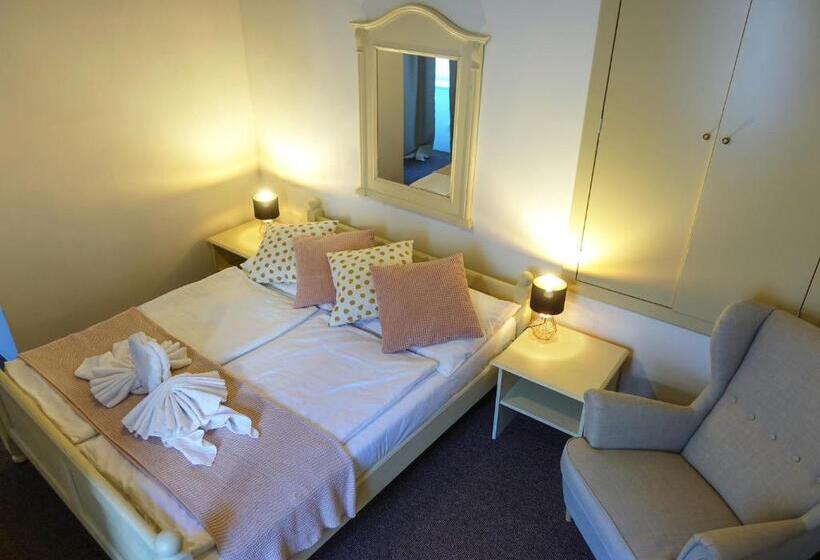 غرفة قياسية, U Kříže