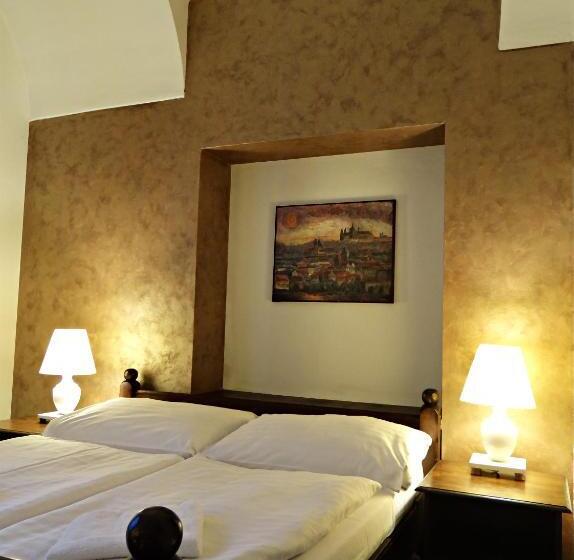 Quarto Estandar, U Kříže