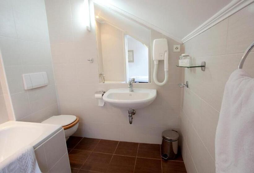 جناح, U Kříže