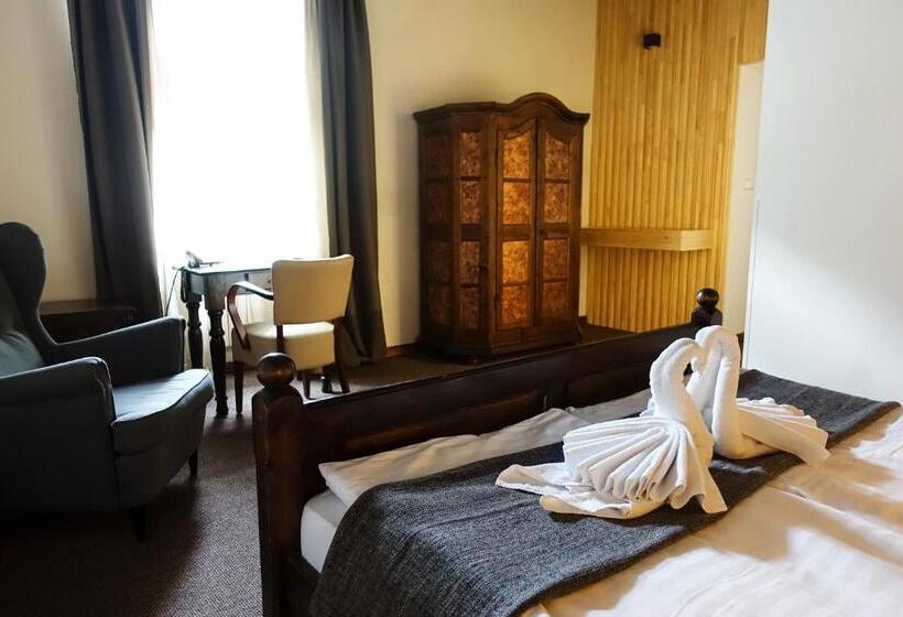 غرفة سوبيريور, U Kříže