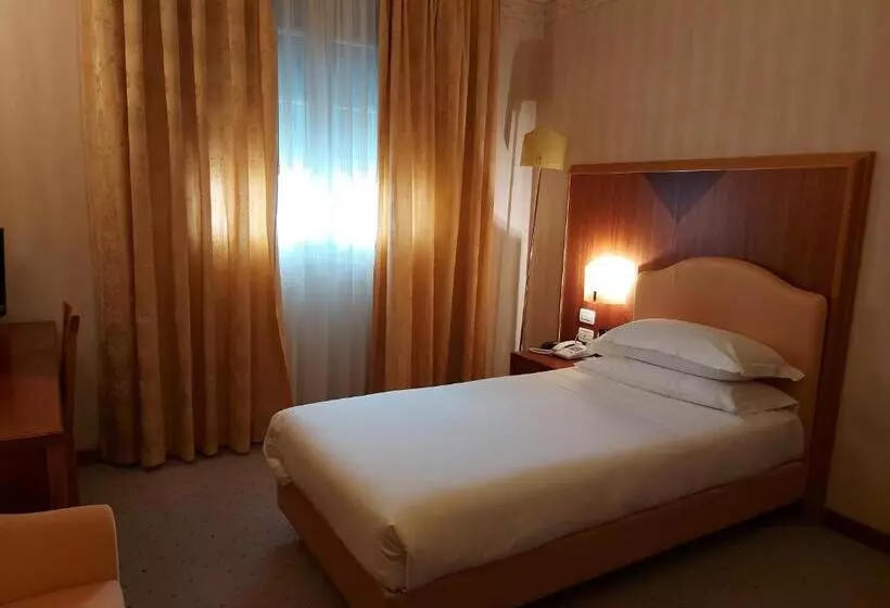 Standard Yhden Hengen Huone, Phi Hotel Astoria