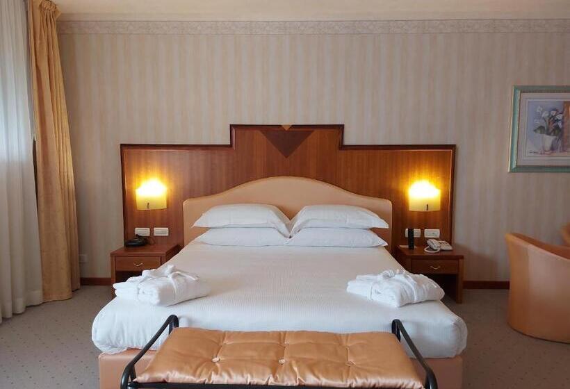 סוויטת ג'וניור, Phi Hotel Astoria