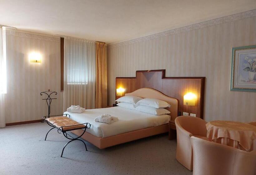 جناح جونيور, Phi Hotel Astoria