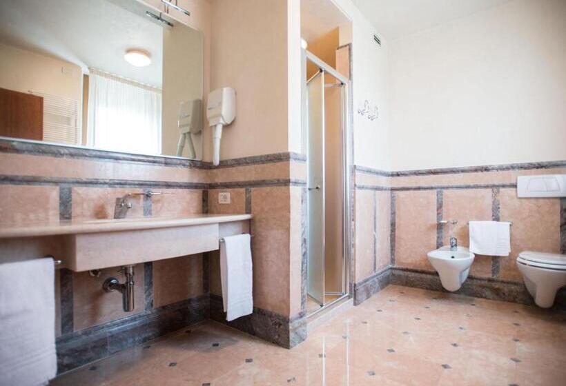 Полулюкс, Phi Hotel Astoria
