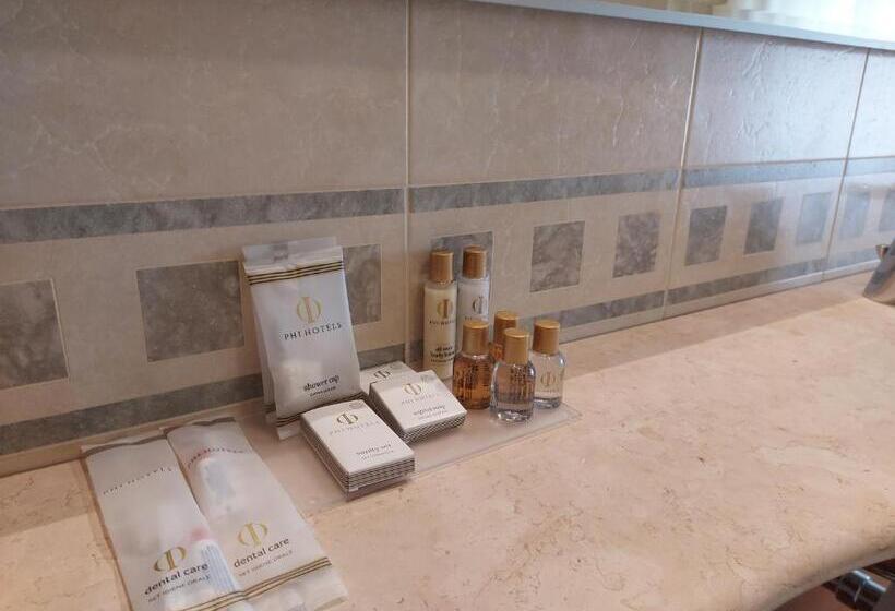 جناح جونيور, Phi Hotel Astoria