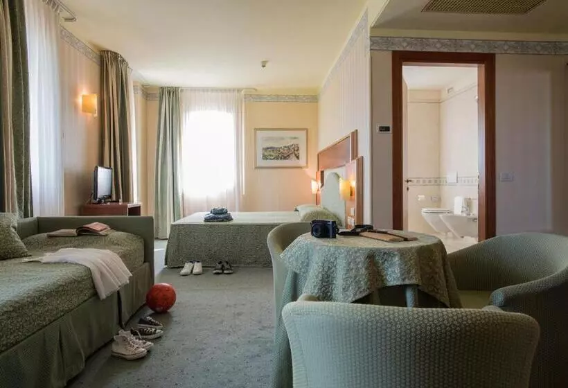Perhejuniorsviitti, Phi Hotel Astoria