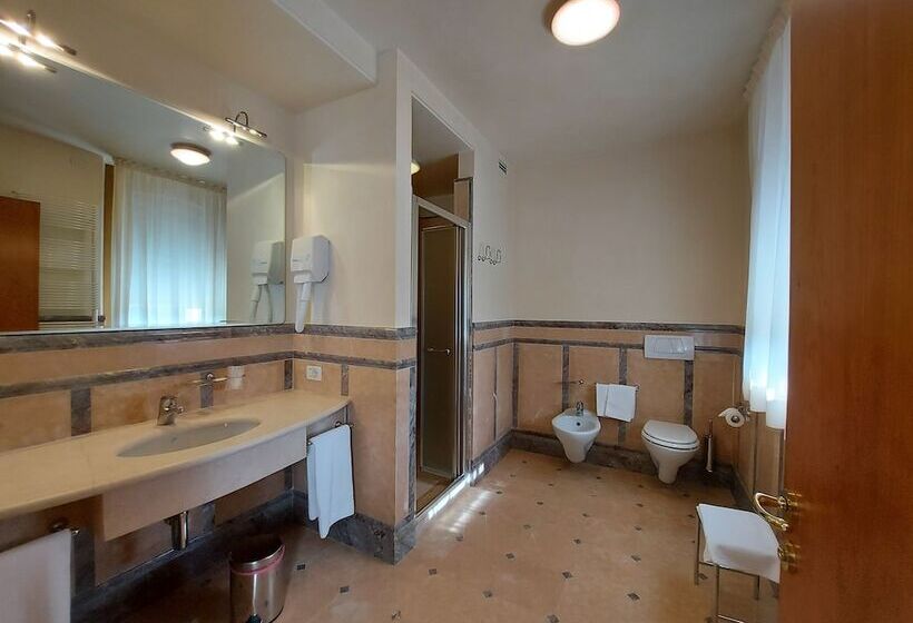 Полулюкс, Phi Hotel Astoria