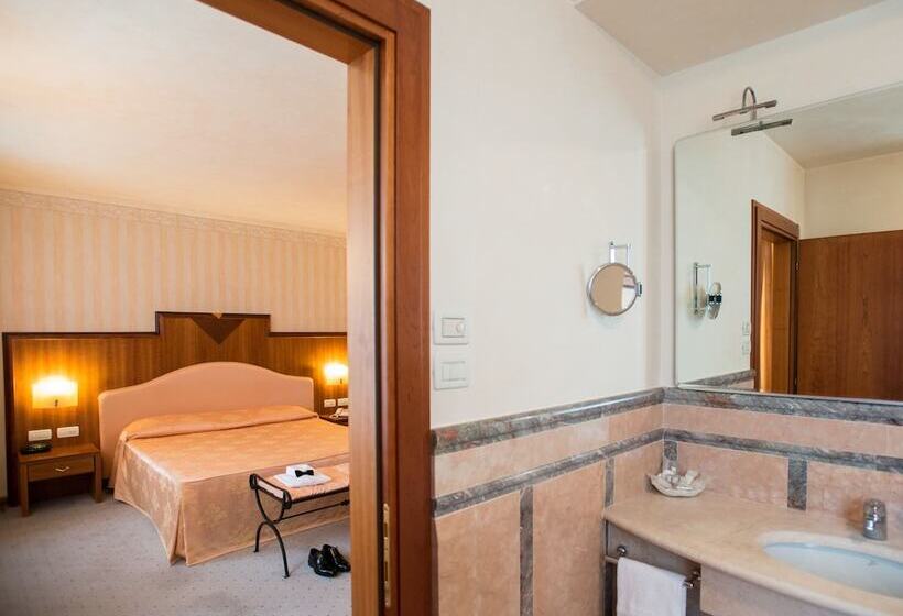 جناح جونيور, Phi Hotel Astoria