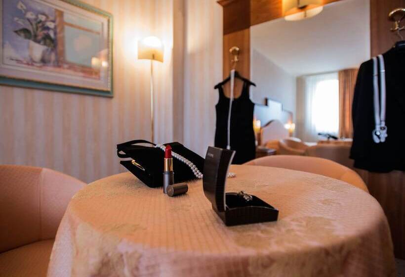 جناح جونيور, Phi Hotel Astoria