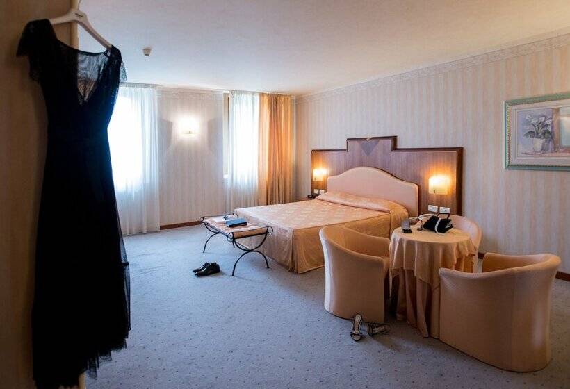 جناح جونيور, Phi Hotel Astoria