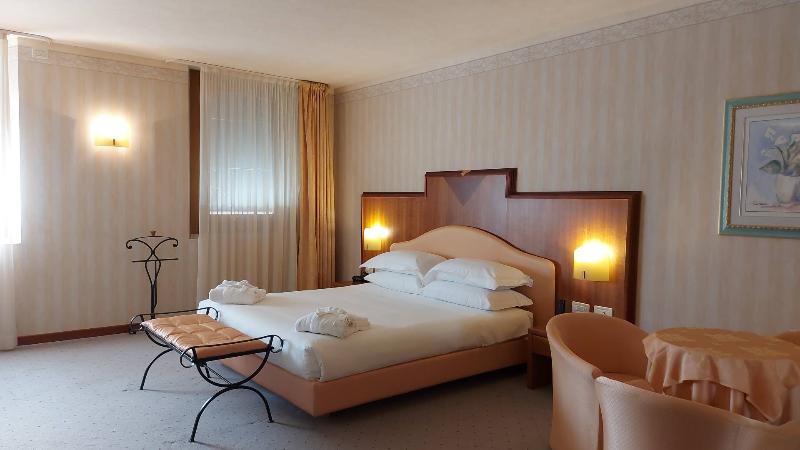 جناح جونيور, Phi Hotel Astoria