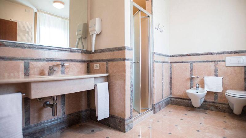 Полулюкс, Phi Hotel Astoria