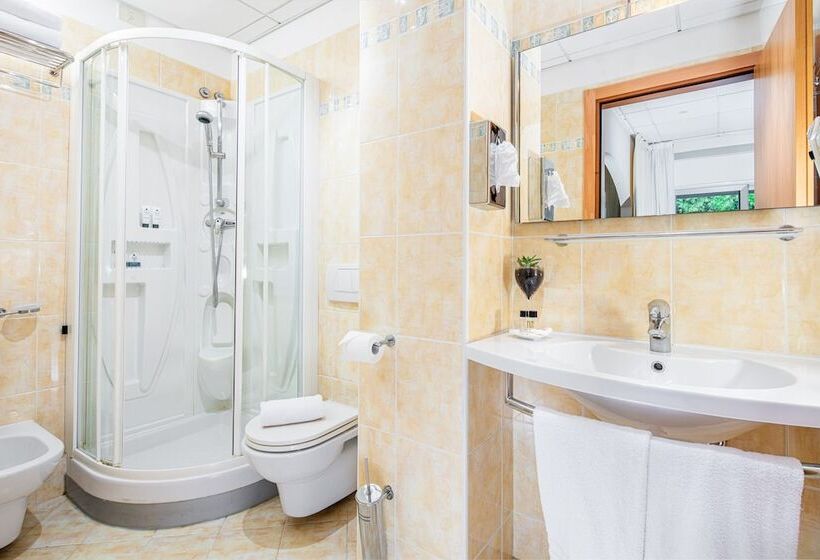 חדר משפחתי, Rex