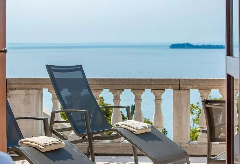 Superior room with lake view, Villa Del Sogno