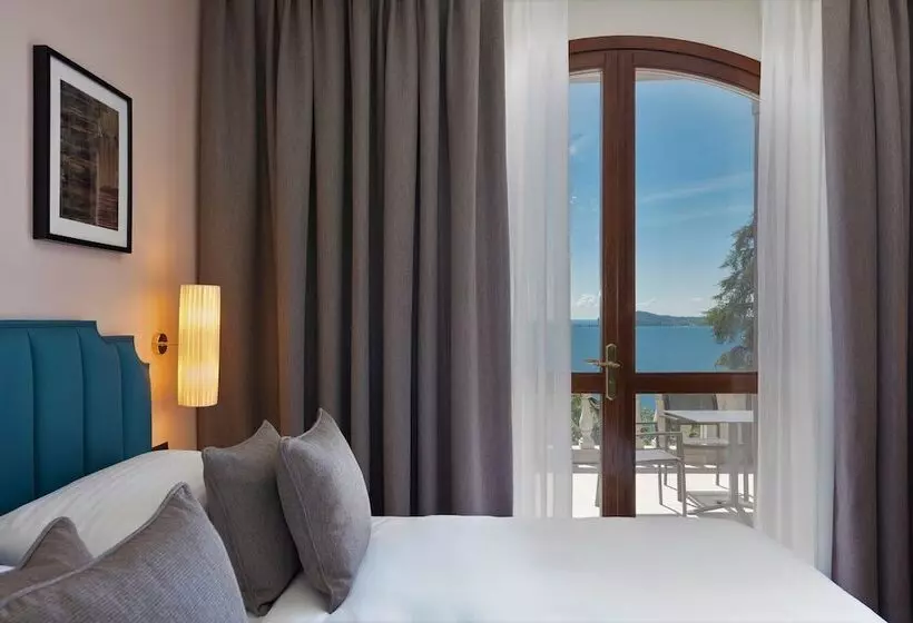 Superior room with lake view, Villa Del Sogno