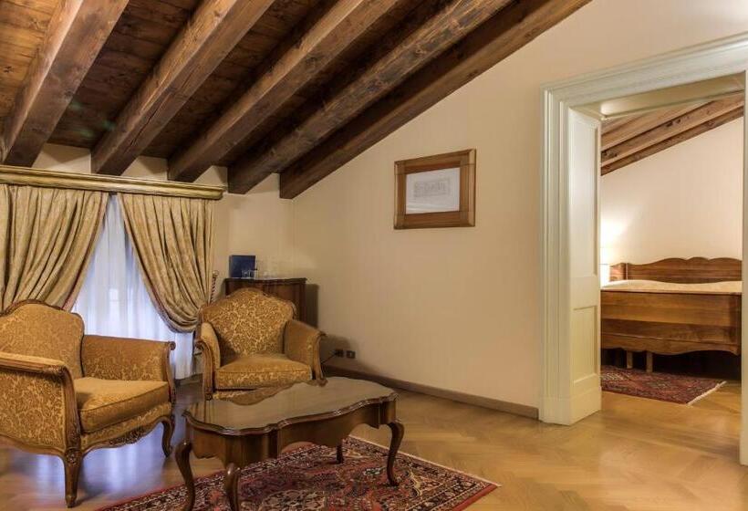 جناح جونيور, Villa Fenaroli Palace