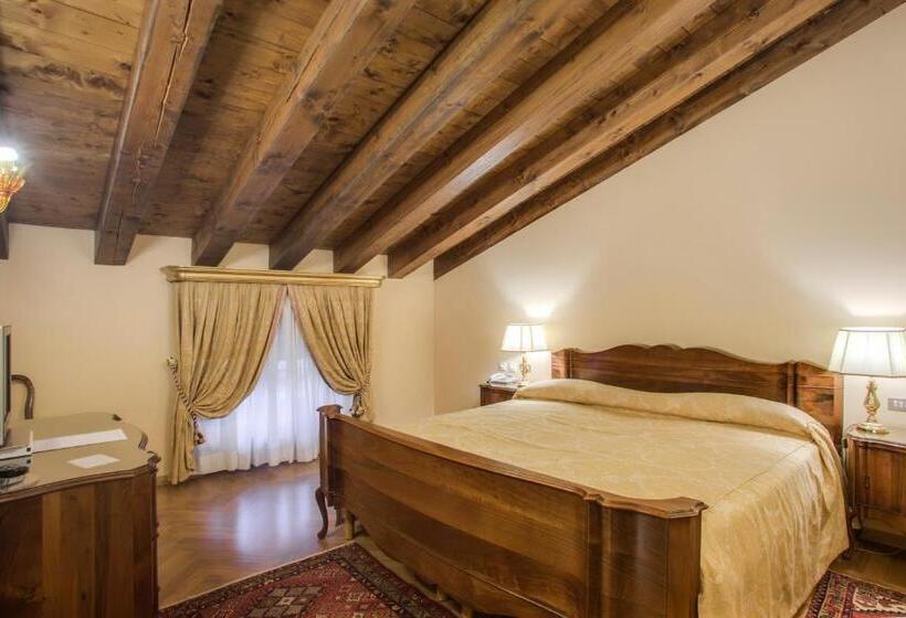 جناح جونيور, Villa Fenaroli Palace