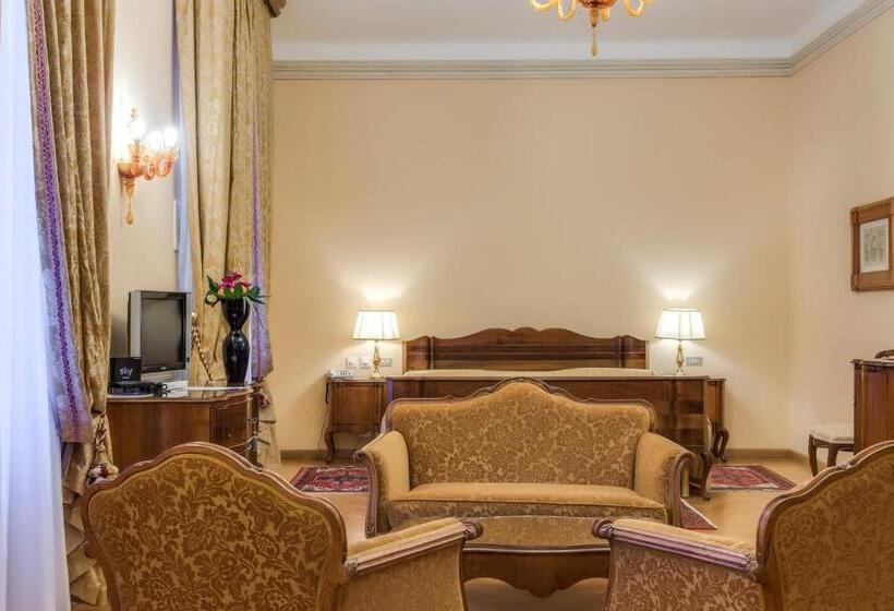 Полулюкс, Villa Fenaroli Palace