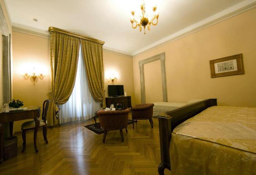 جناح جونيور, Villa Fenaroli Palace