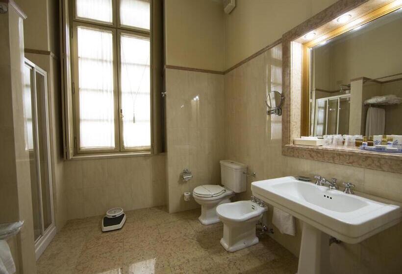 جناح جونيور, Villa Fenaroli Palace