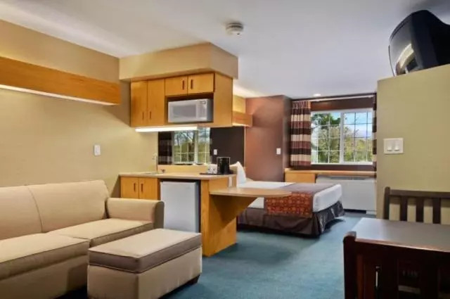 スイート, Stay Beyond Inn & Suites