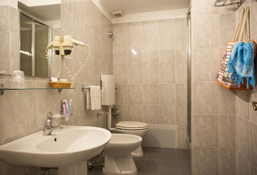 标准间带双人床, Al Madarig