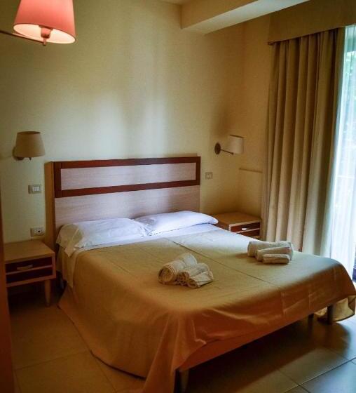 חדר סטנדרט לשלושה, Milomax