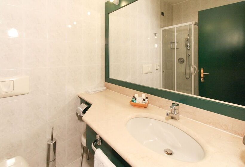 חדר אקזקיוטיב, Rege