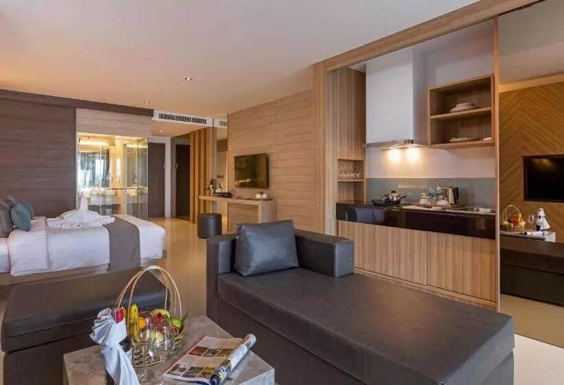 Suite Pool View