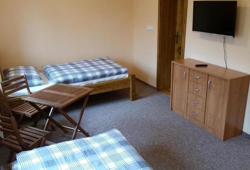 חדר סטנדרט לשלושה, Penzion Stará Fořtovna Brdy