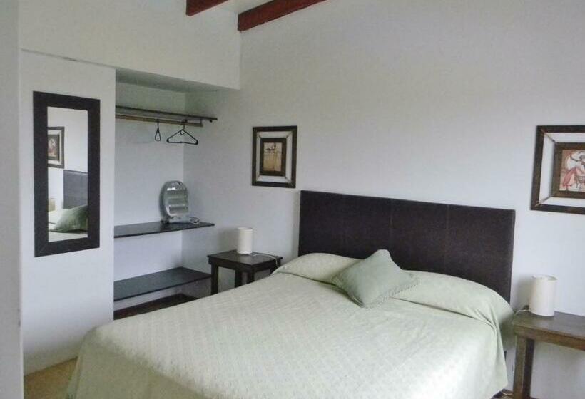 بانگلوی استاندارد, Complejo Colon Village