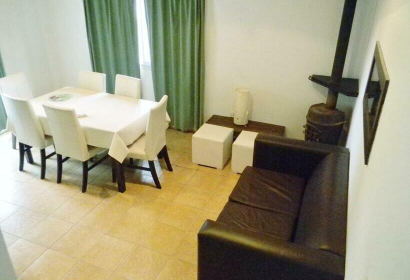 بانگلوی استاندارد, Complejo Colon Village