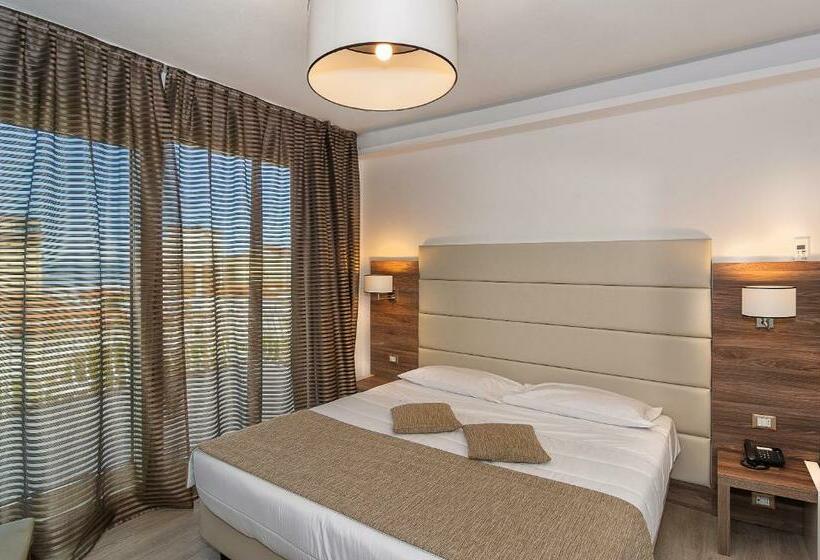 四人标准间, Pineta Mare