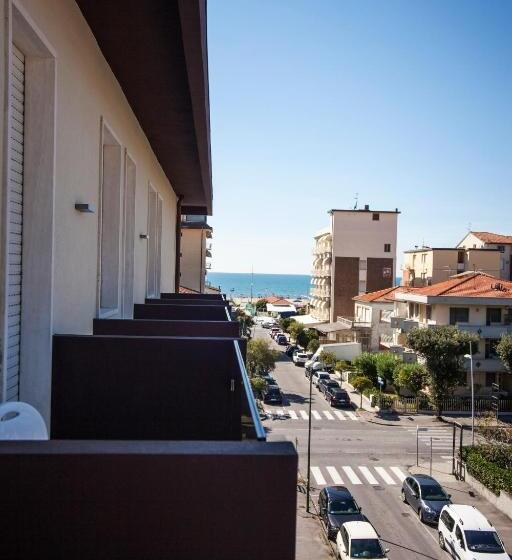 侧面海景标准三人间, Pineta Mare