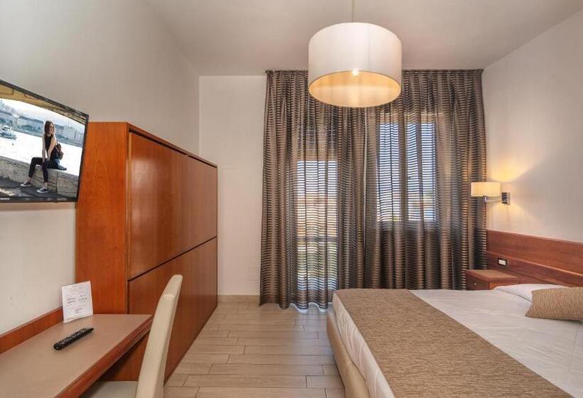 侧面海景标准三人间, Pineta Mare