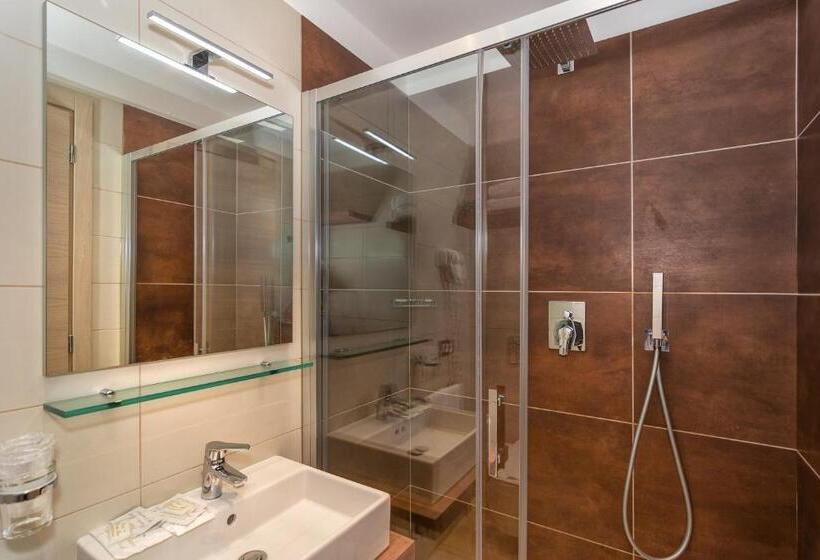 侧面海景标准三人间, Pineta Mare