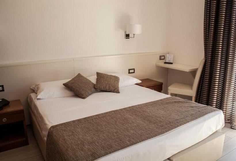 海景标准间带阳台, Pineta Mare