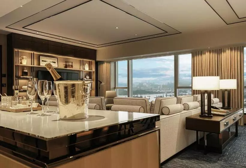 Deluxe Suite King Bed, Four Seasons Hotel Hong Kong