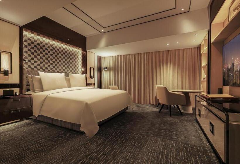 디럭스 스위트 킹 침대, Four Seasons Hotel Hong Kong