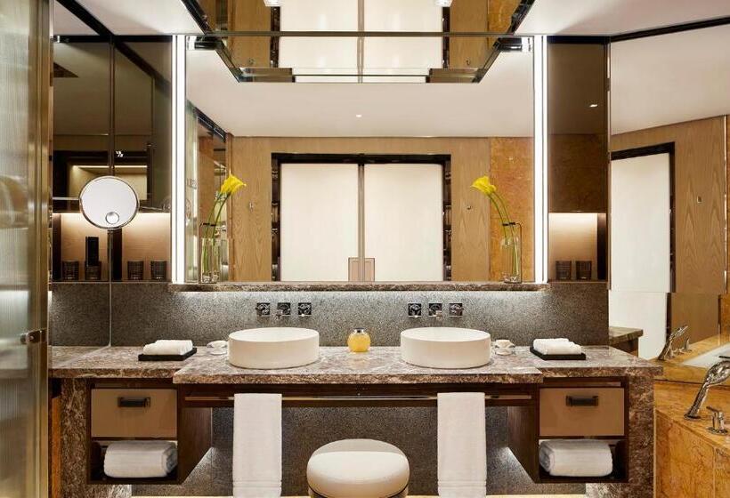 Superior suite with view, Four Seasons Hotel Hong Kong