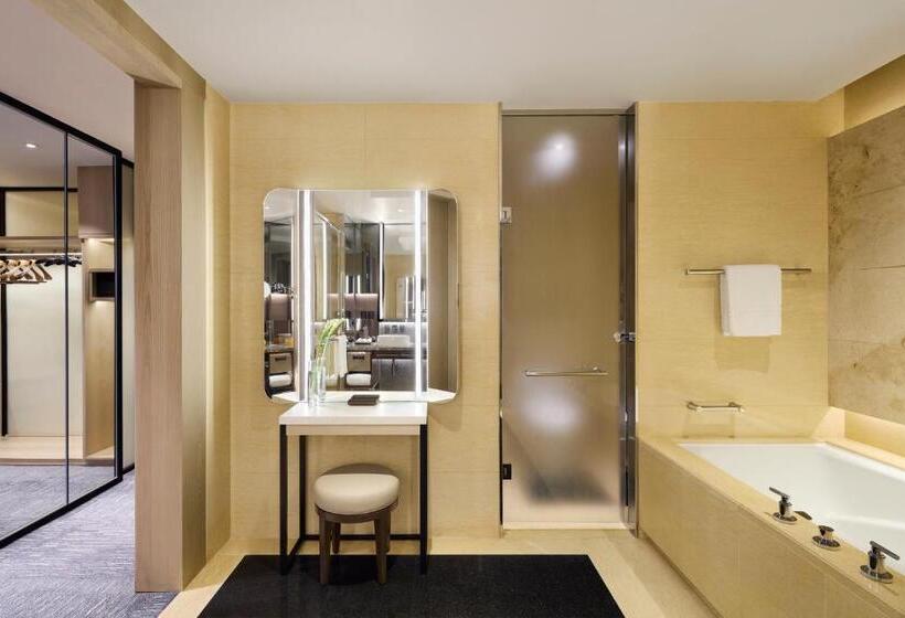 프리미엄 스위트, Four Seasons Hotel Hong Kong