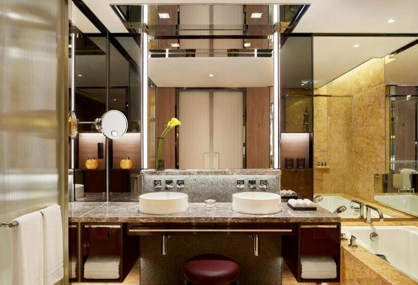 اتاق اجرایی با تخت بزرگ, Four Seasons Hotel Hong Kong