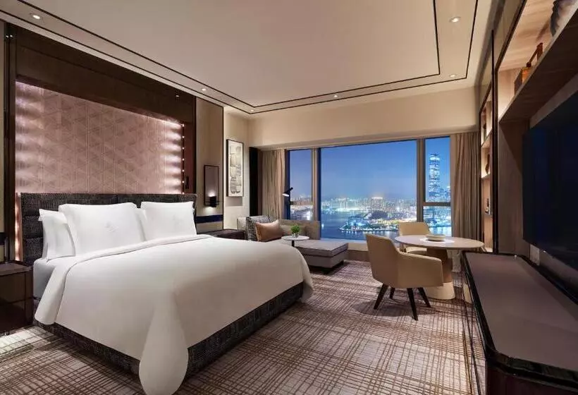 اتاق اجرایی با تخت بزرگ, Four Seasons Hotel Hong Kong