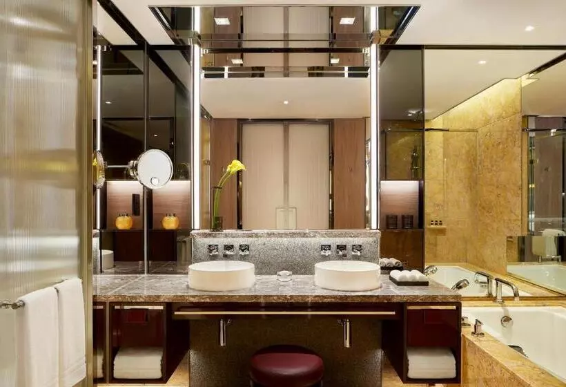 Premium room with view, Four Seasons Hotel Hong Kong
