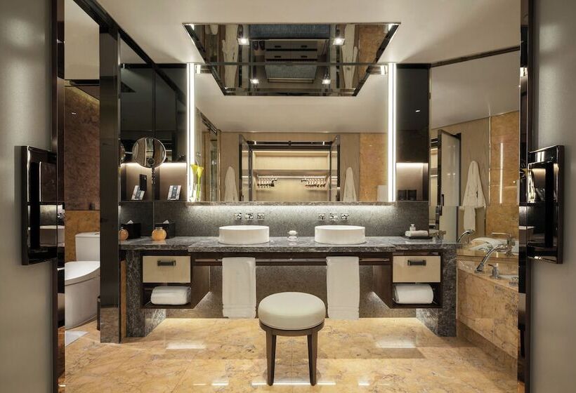 Superior suite with view, Four Seasons Hotel Hong Kong